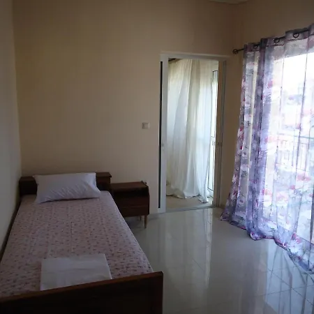 4 Beds, 1 Crib Kalamata