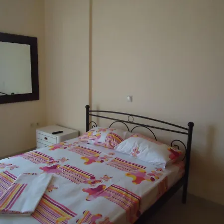 4 Beds, 1 Crib Apartamento